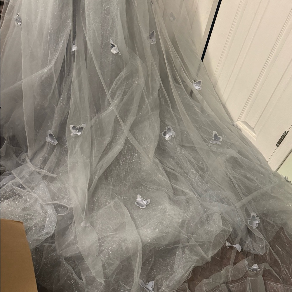 Elegant Gray Gown with Embellishments - Picture 4 of 6